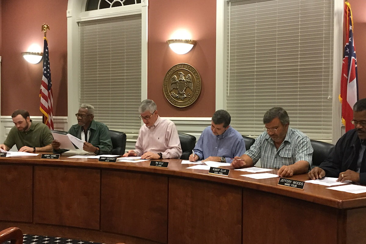 Kosciusko Board of Aldermen hires new police officer, accepts donation during final meeting of 2017