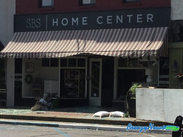 Breaking News UPDATE: Structure Collapse on Kosciusko square (Video)