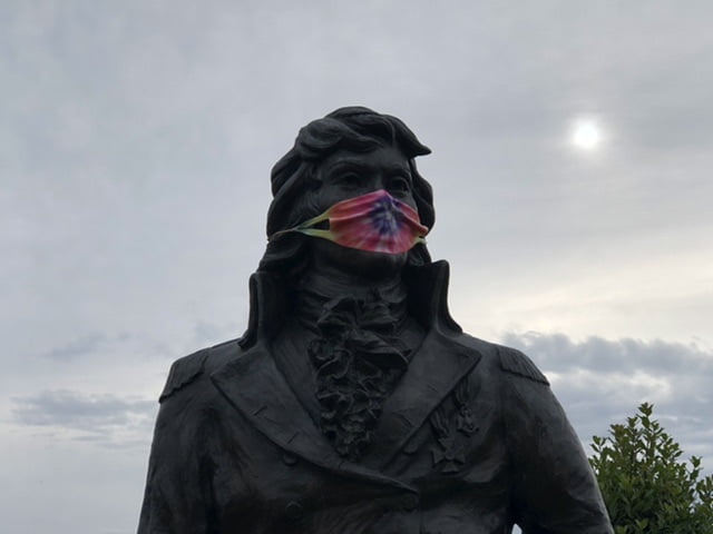 Photo: Kosciuszko statue wears mask