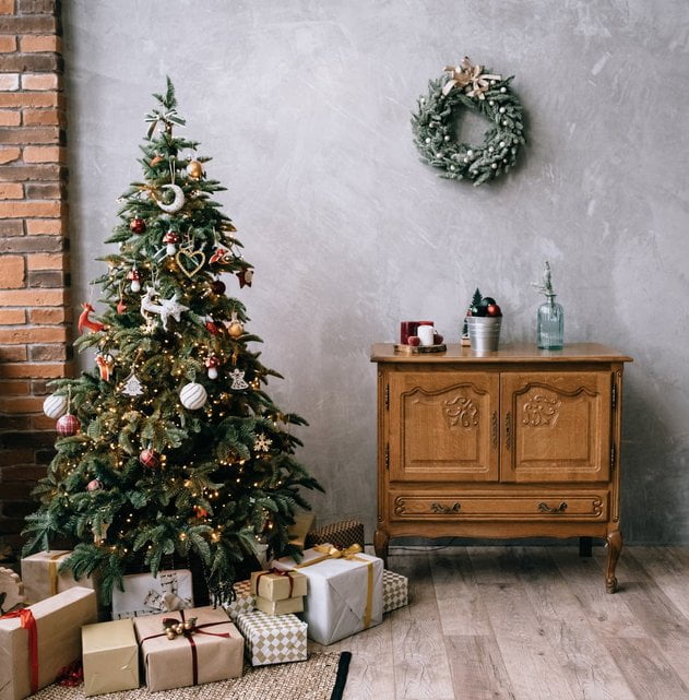 Poll: Who gives the best Christmas gifts?