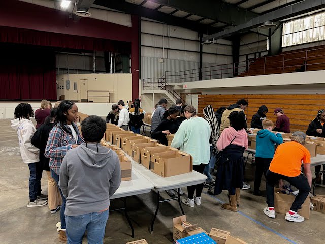 Photos: Local students help pack Christmas food baskets