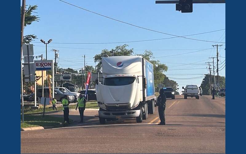 Photo: Stalled 18-wheeler blocks lane of traffic